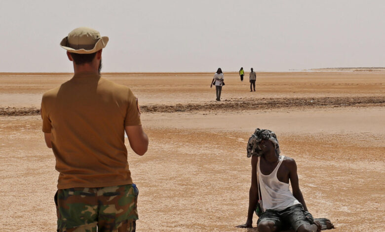 مهاجرين ألقت بهم تونس في الصحراء الحدودية مع ليبيا