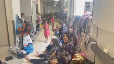 نساء في غزة داخل مركز لإيواء النازحين